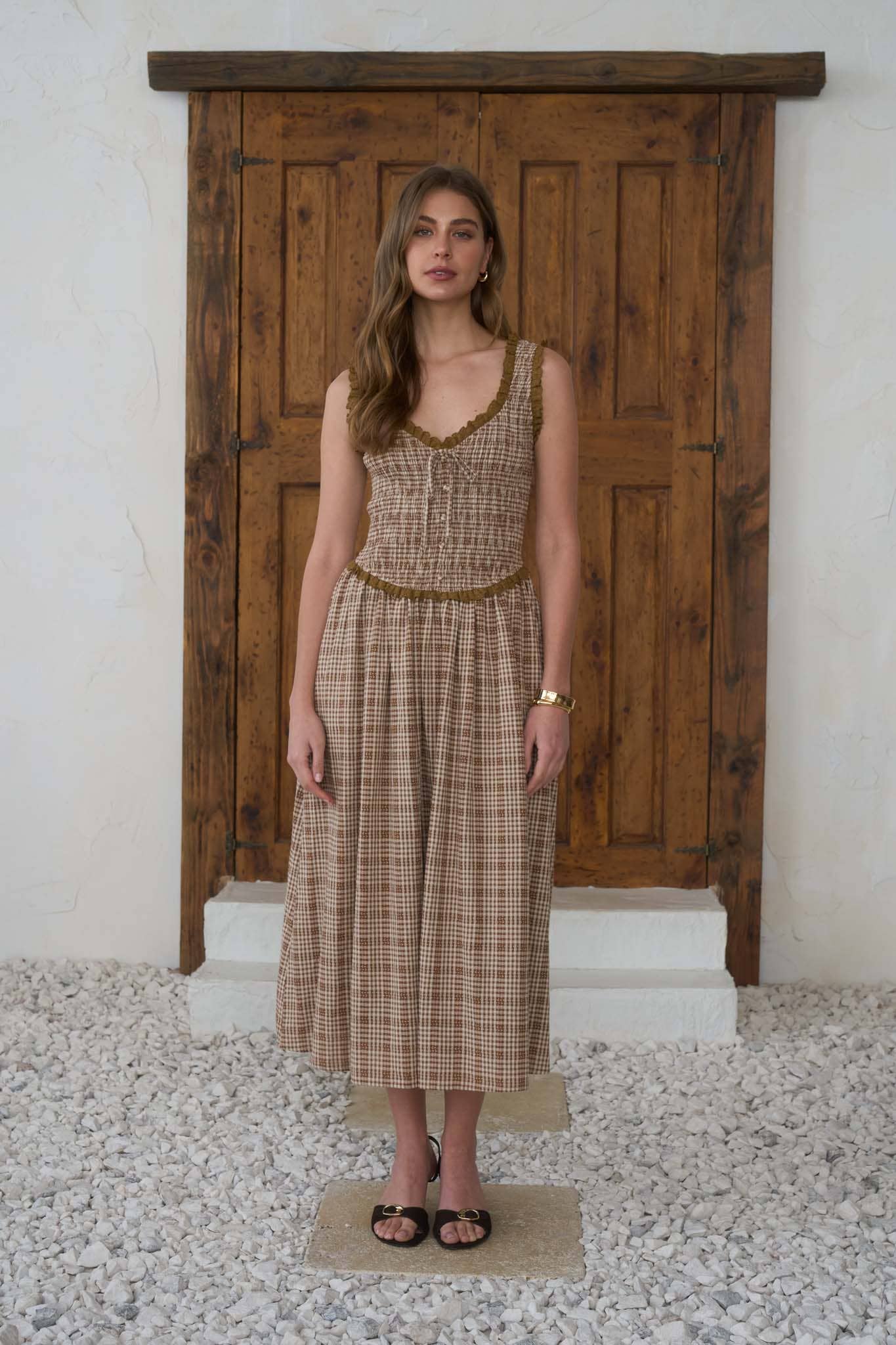 PLAID SMOCKED RUFFLED LACE TRIM MIDI DRESS: CAMEL MULTI
