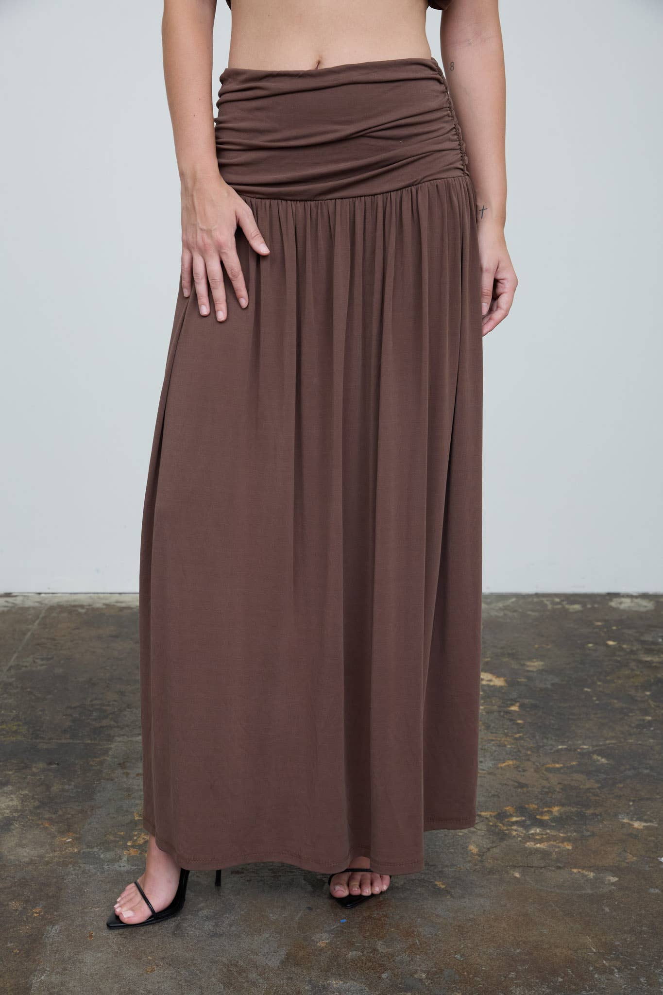 WIDE GATHERED WAISTBAND KNIT MAXI SKIRT: BROWN - Pink Peonies