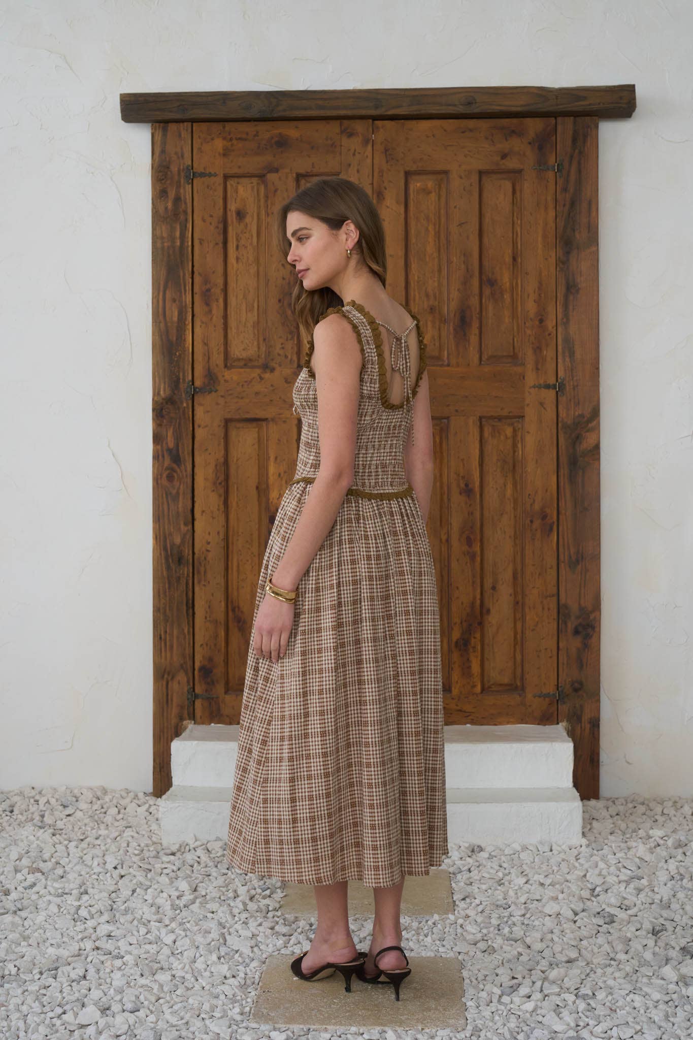 PLAID SMOCKED RUFFLED LACE TRIM MIDI DRESS: CAMEL MULTI