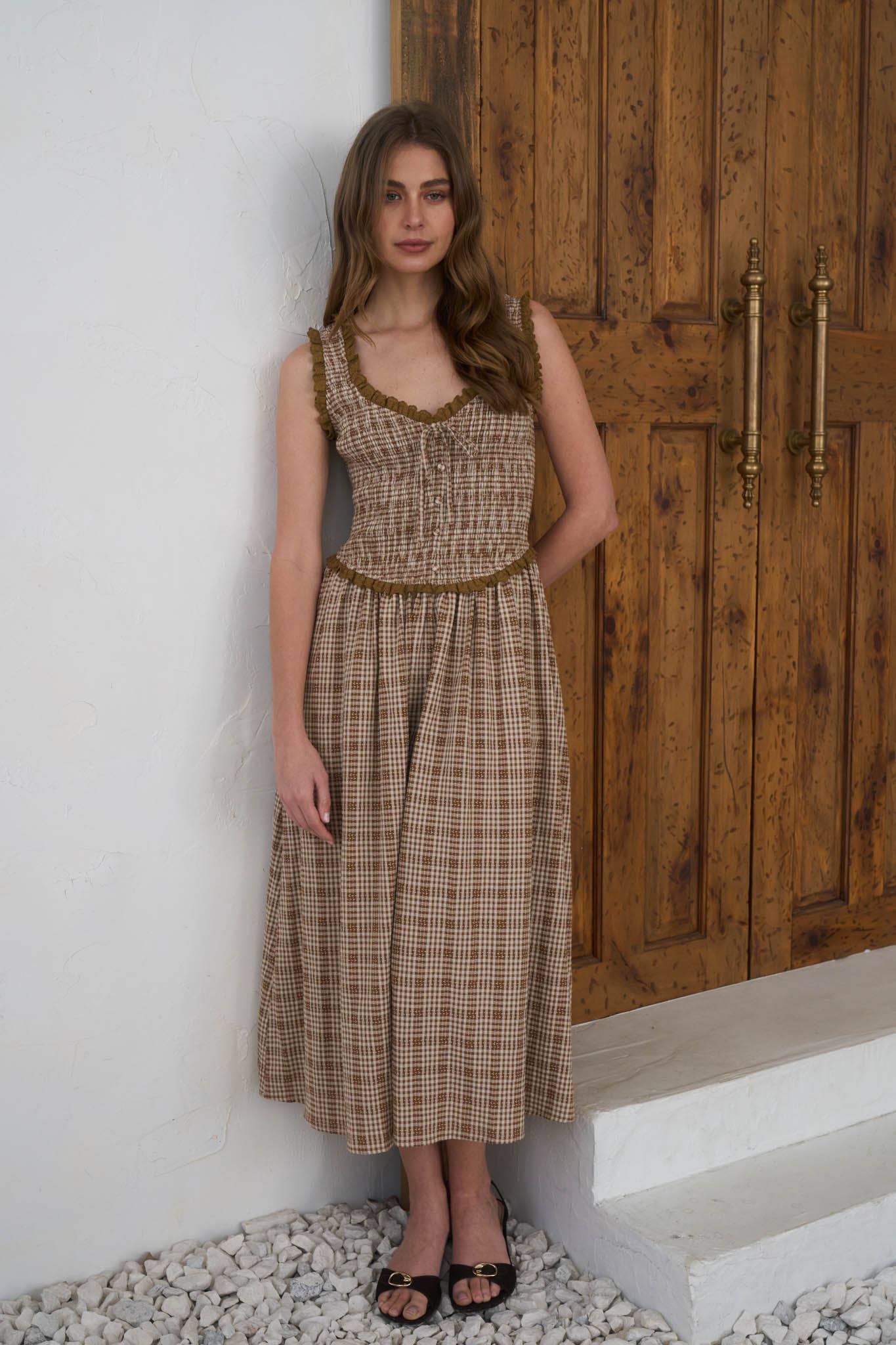PLAID SMOCKED RUFFLED LACE TRIM MIDI DRESS: CAMEL MULTI