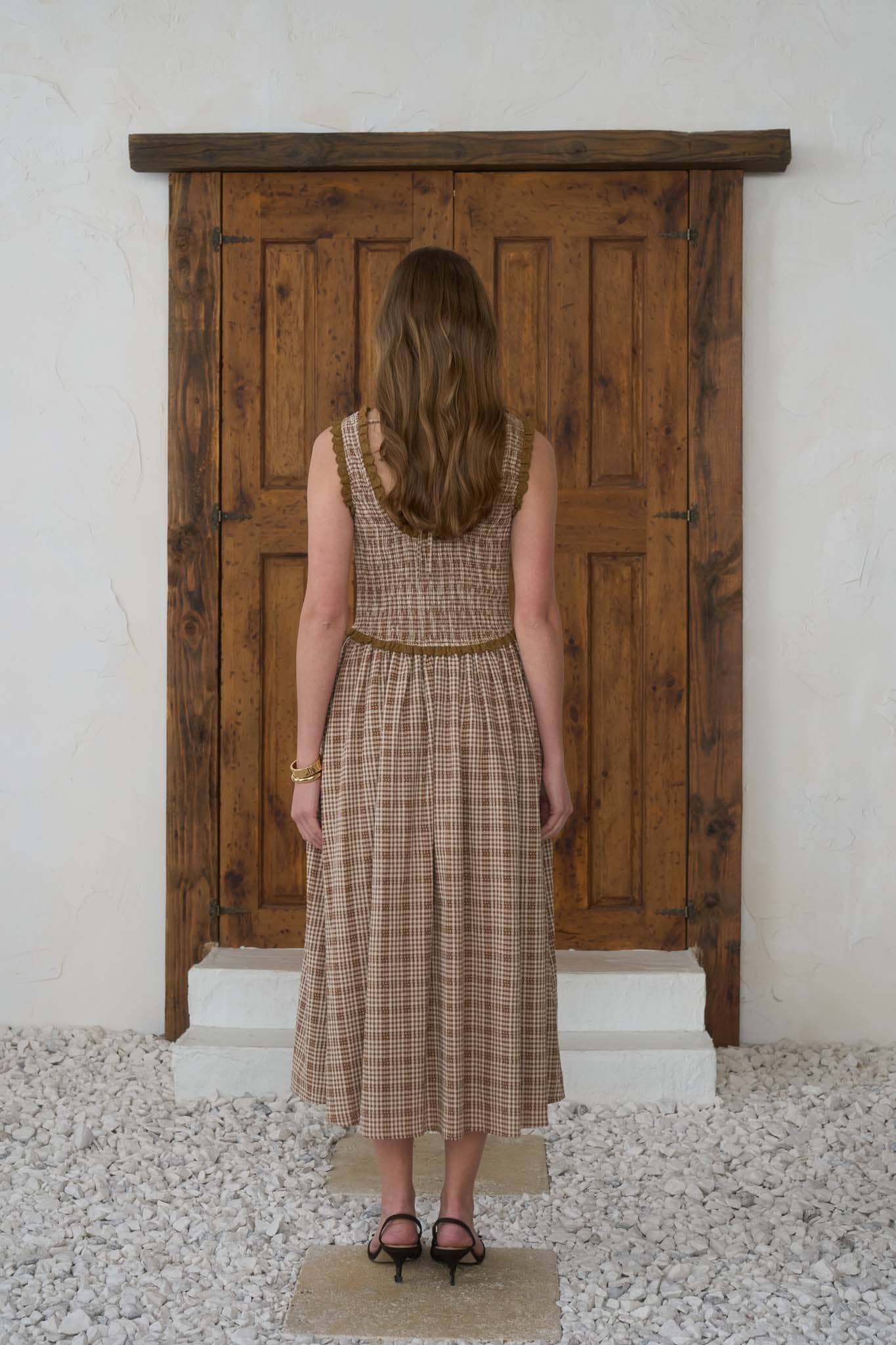 PLAID SMOCKED RUFFLED LACE TRIM MIDI DRESS: CAMEL MULTI