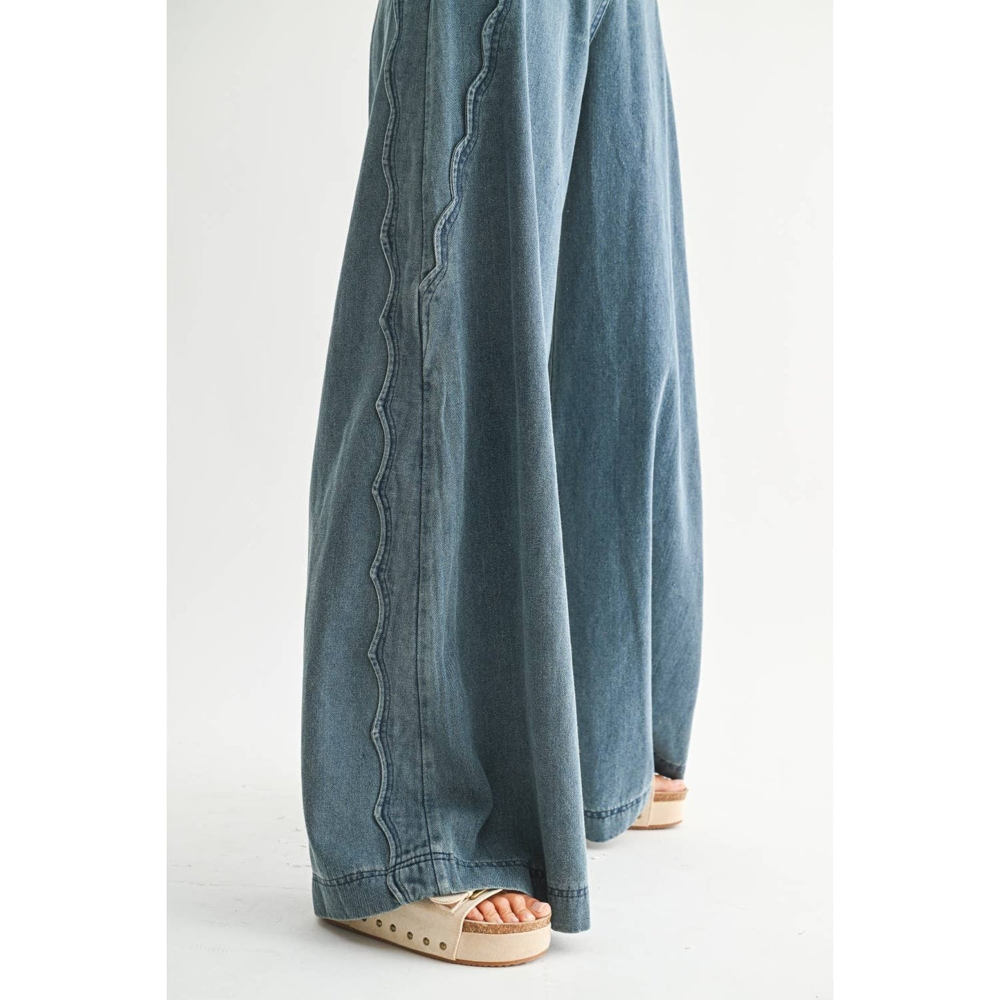 Medium Wash Wide Leg Wavy Trim Jeans