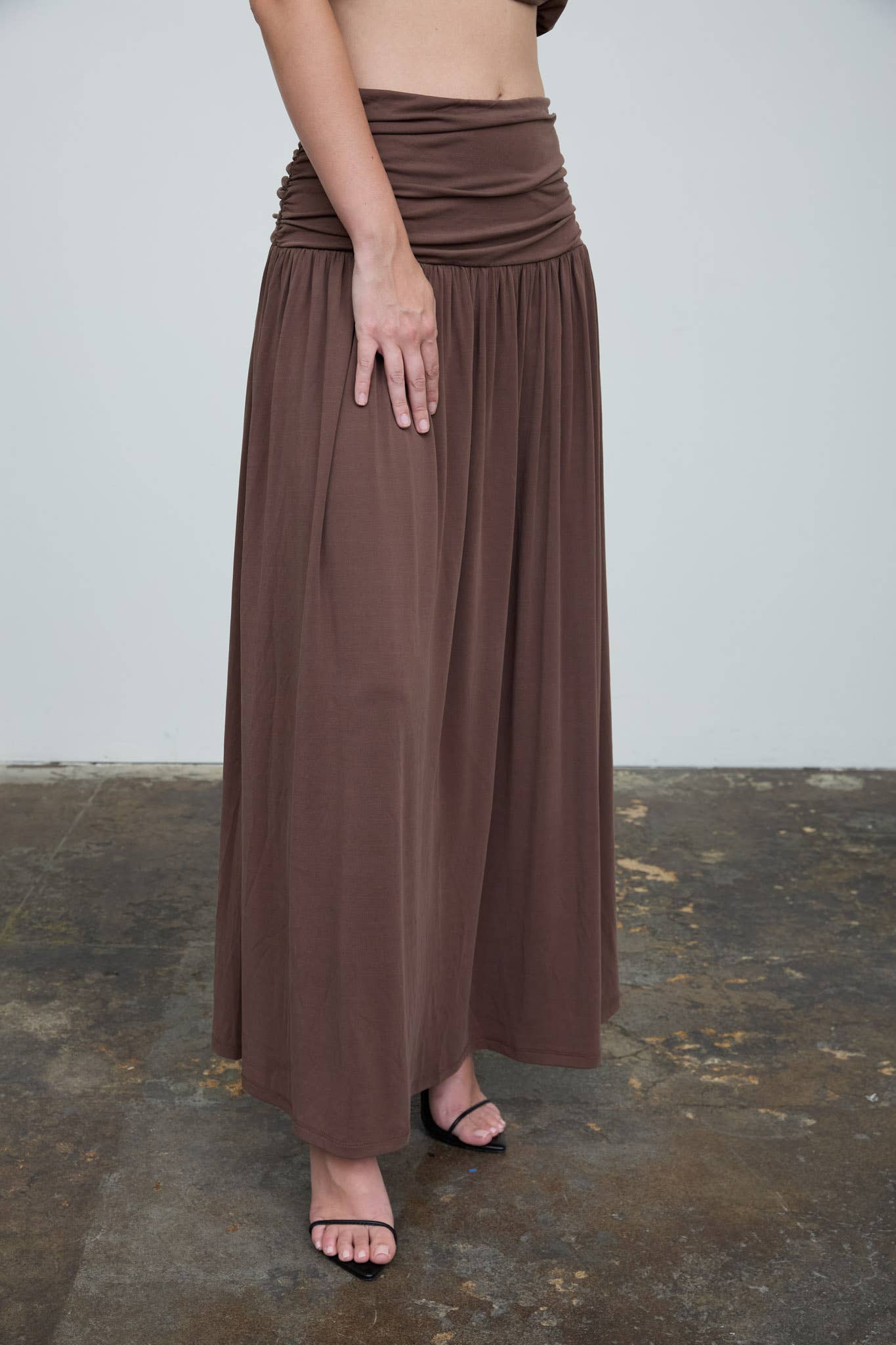 WIDE GATHERED WAISTBAND KNIT MAXI SKIRT: BROWN - Pink Peonies